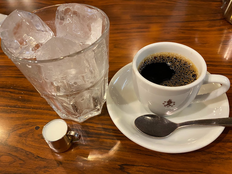 ホットコーヒーと氷の入ったグラス